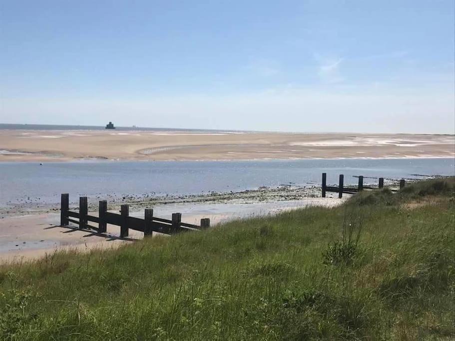Beautiful Seafront Studio Apartment Cleethorpes Exteriör bild