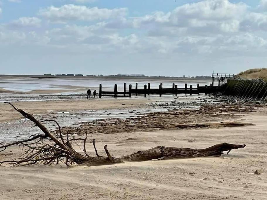 Beautiful Seafront Studio Apartment Cleethorpes Exteriör bild