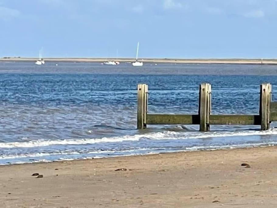 Beautiful Seafront Studio Apartment Cleethorpes Exteriör bild